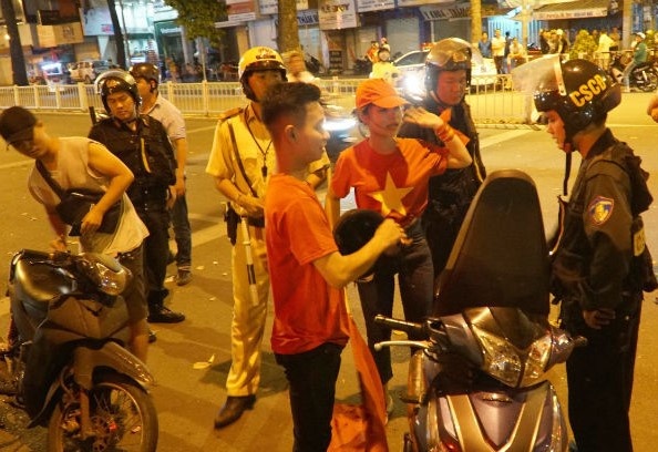 14 nguoi chet vi tai nan giao thong trong ngay VN vo dich AFF Cup hinh anh