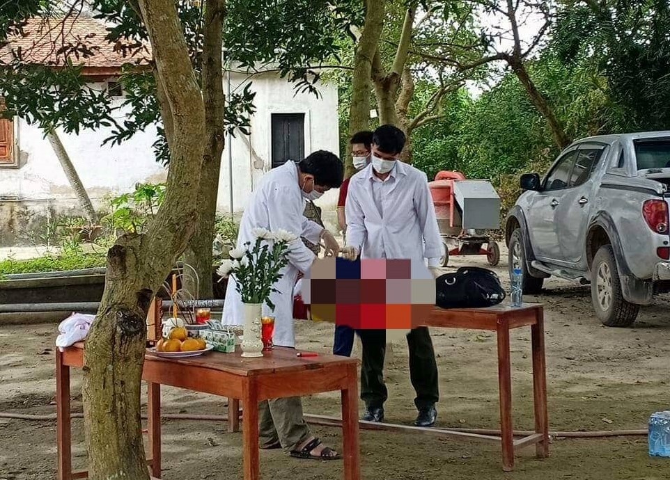 Thi the be gai so sinh truoc cong chua hinh anh