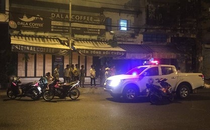 Hai nhom thanh nien dung sung, ma tau truy sat luc nua dem hinh anh