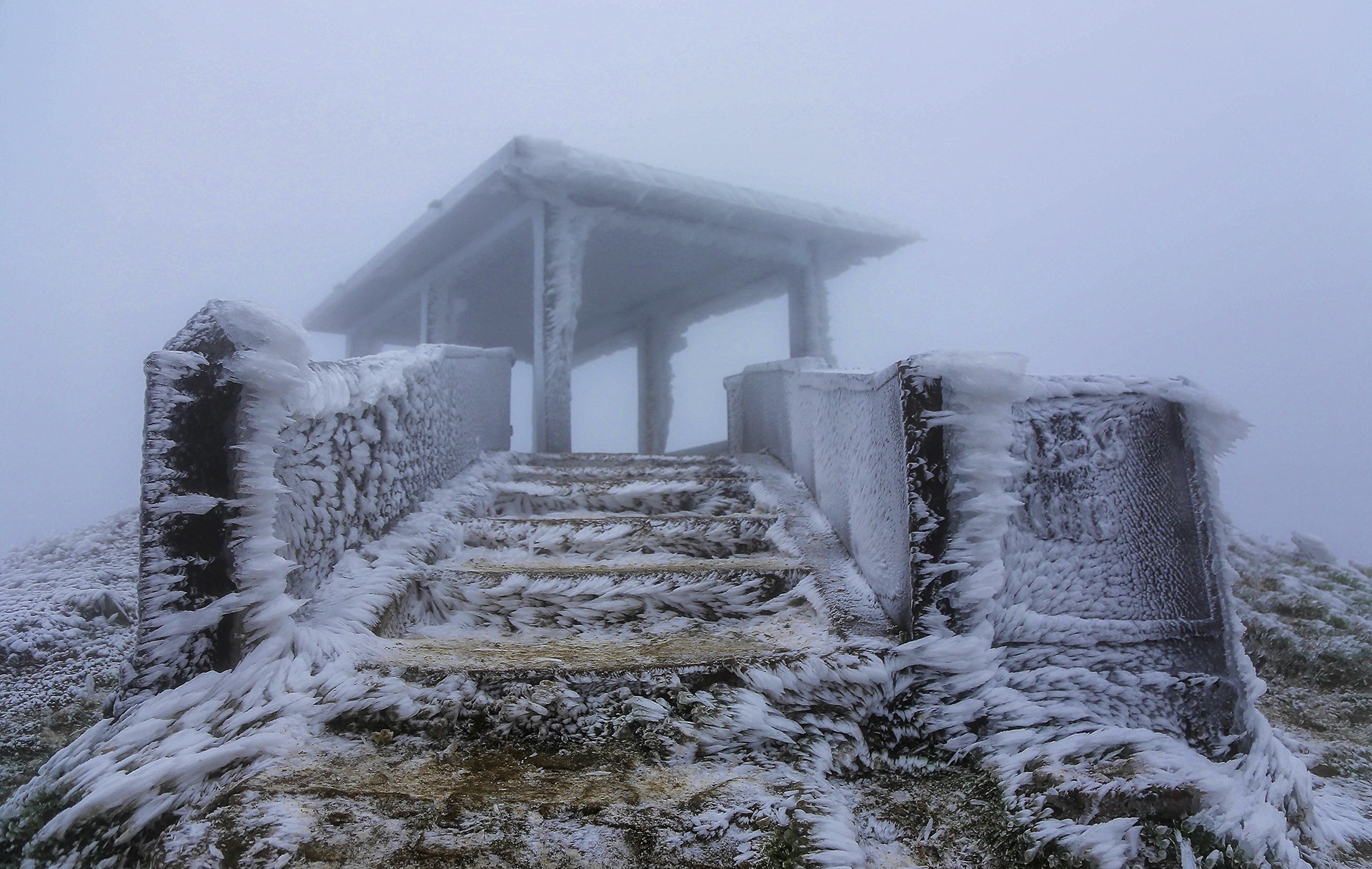 Bang tuyet trang xoa dinh Mau Son hinh anh