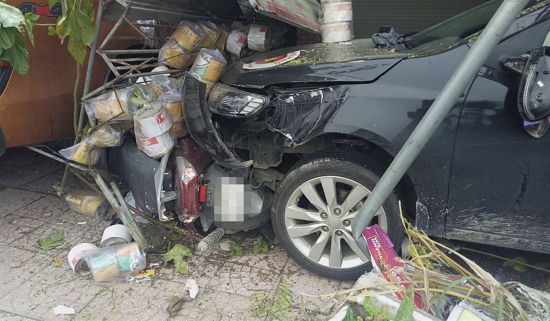 Xe hop lao len via he tong vang oto, xe may hinh anh