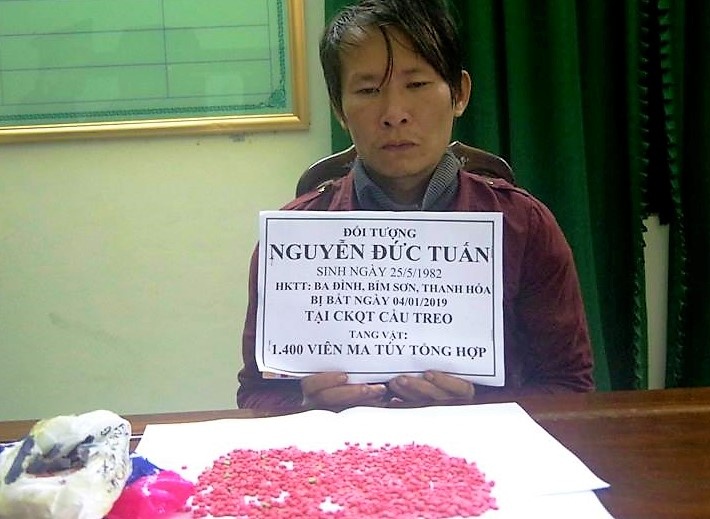 Phu xe container giau 1.400 vien ma tuy trong ao khoac hinh anh