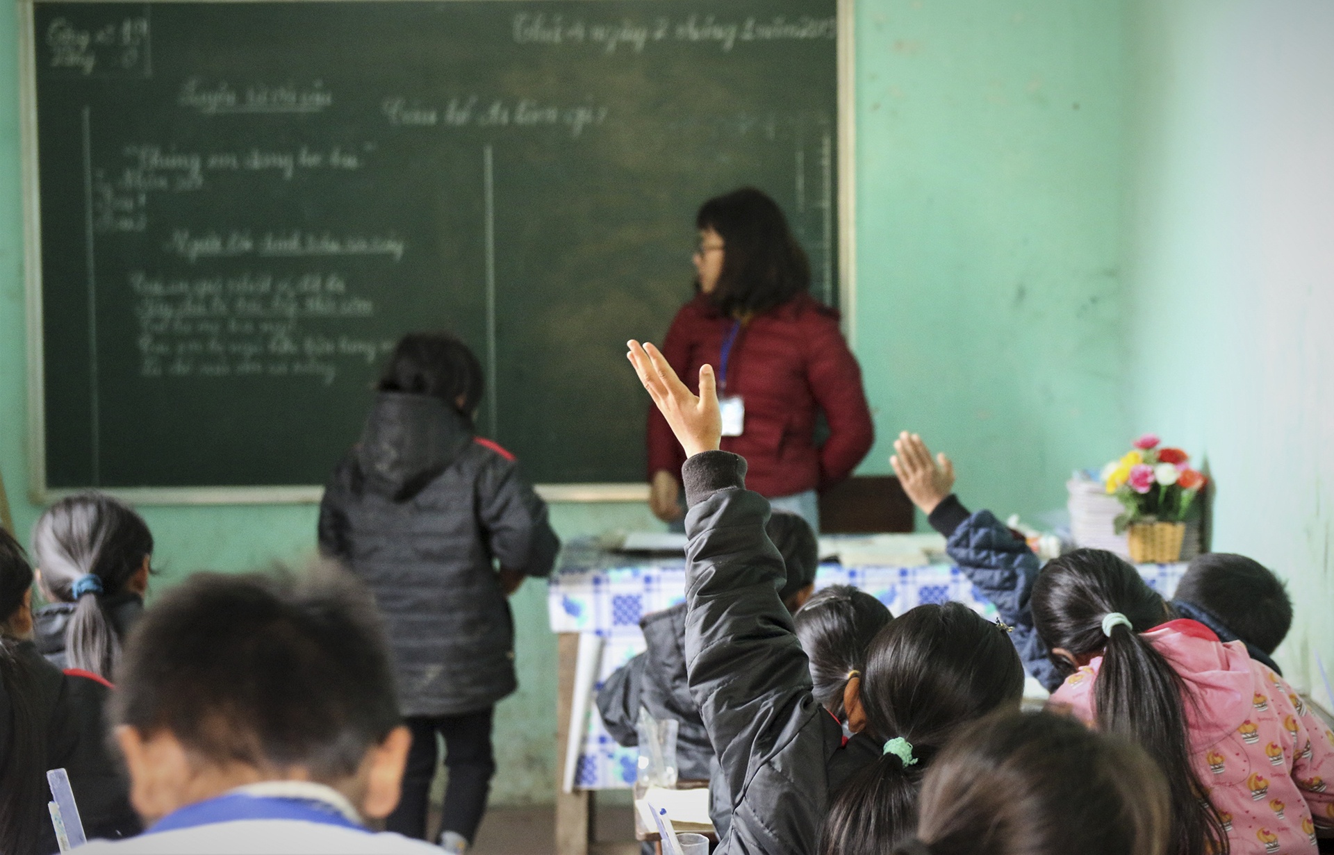 cô giáo cầm đèn dạy chữ ảnh 30 co giao cam den day chu anh 30