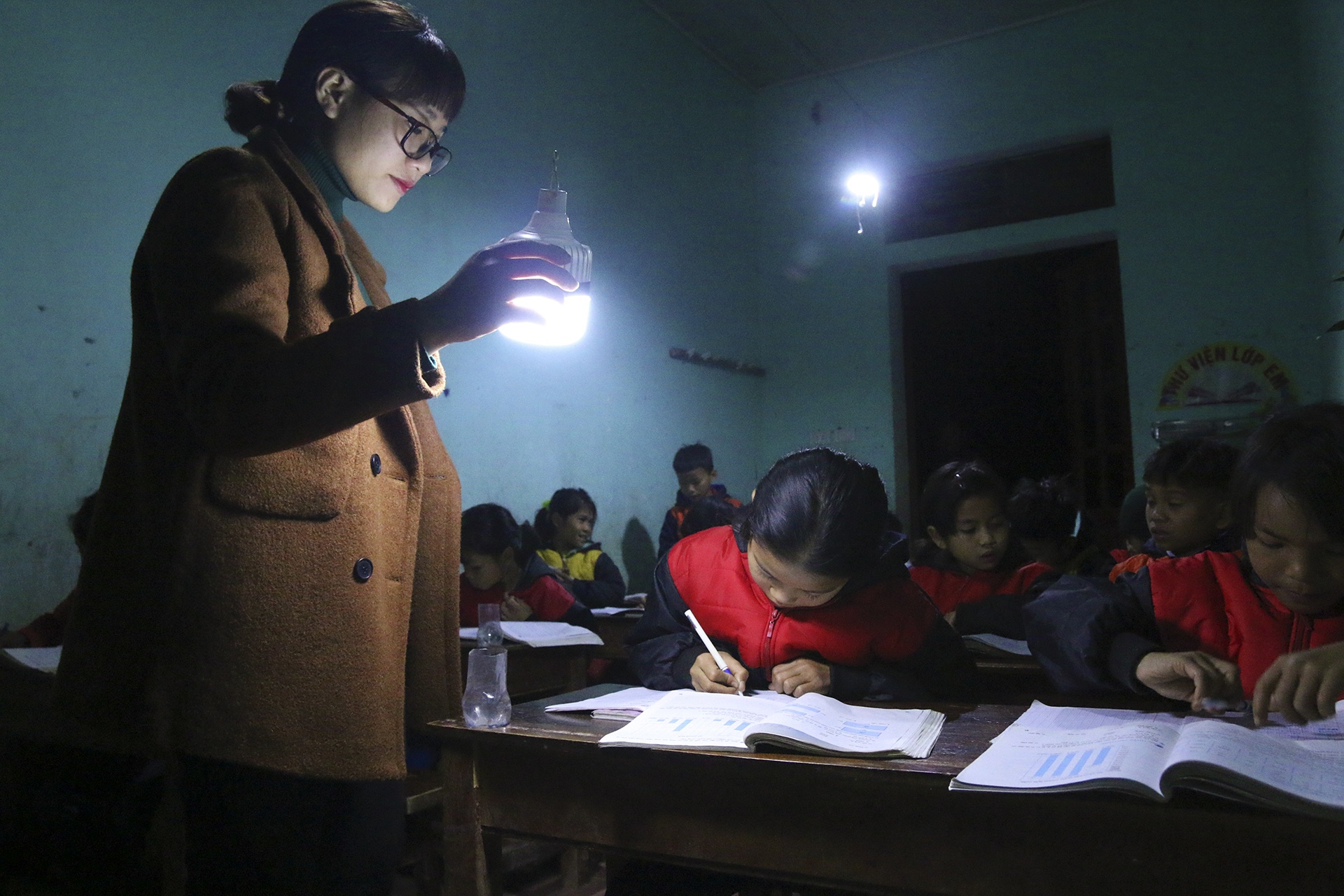 Noi co giao cam den tich dien day hoc hinh anh