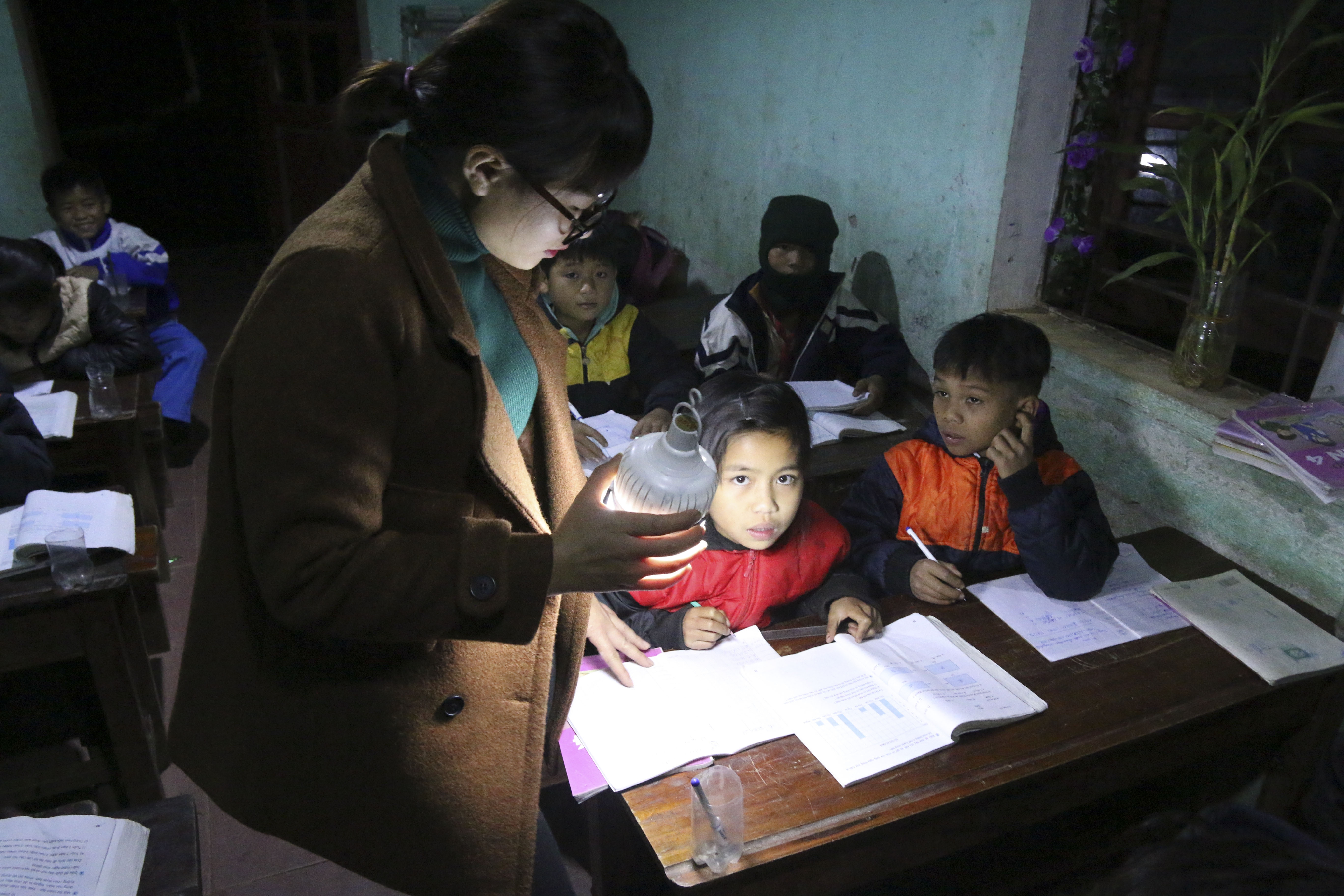 Giao vien cam den tich dien day tre vung cao hinh anh