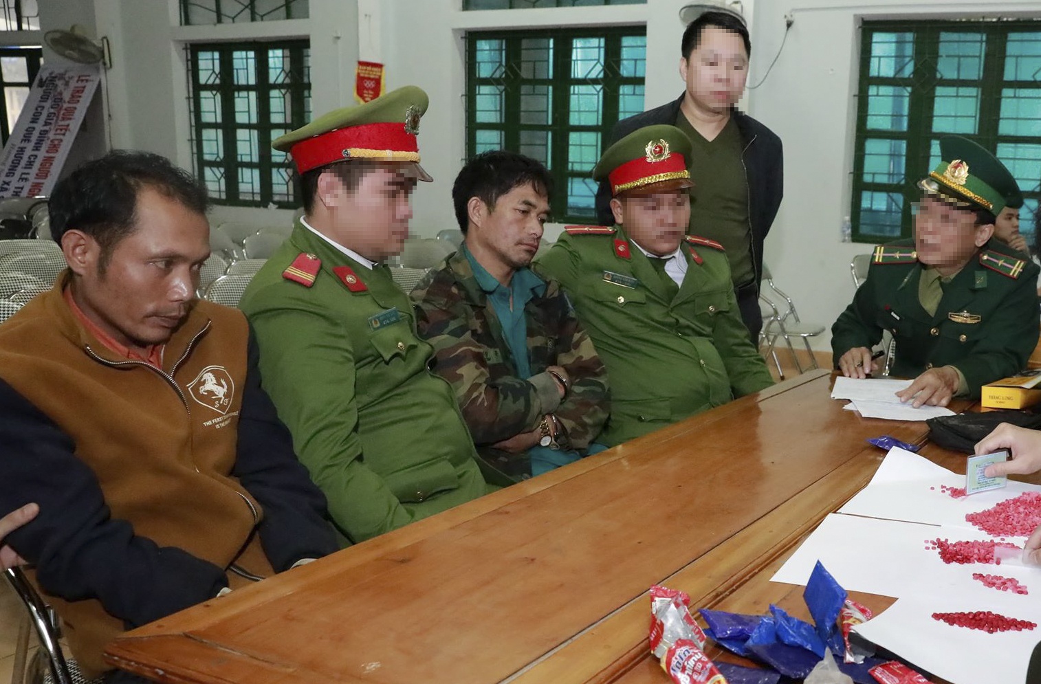 Hai nguoi nuoc ngoai tuon 2.000 vien ma tuy vao Viet Nam hinh anh