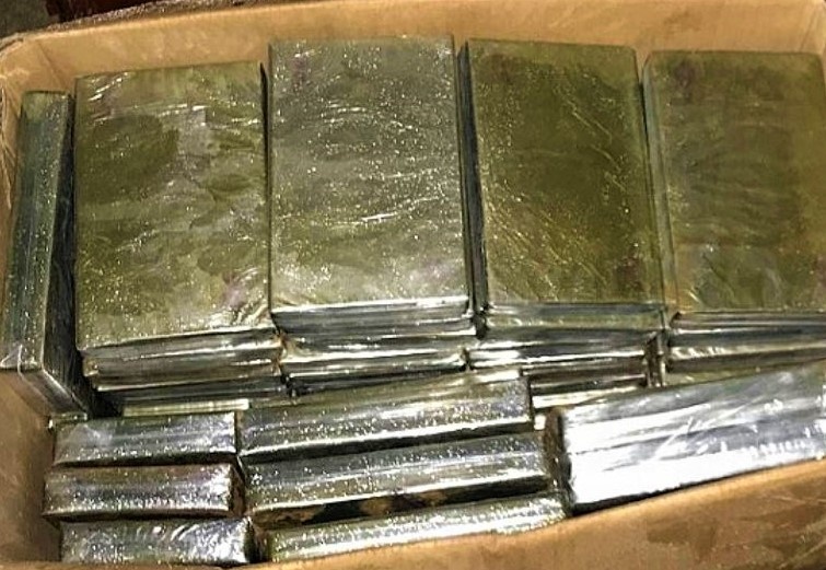 Phat hien 120 banh heroin giau duoi gam oto qua bien gioi hinh anh