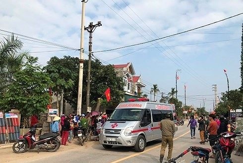 dựng cây nêu ngày Tết bị bỏng ảnh 1 dung cay neu ngay Tet bi bong anh 1