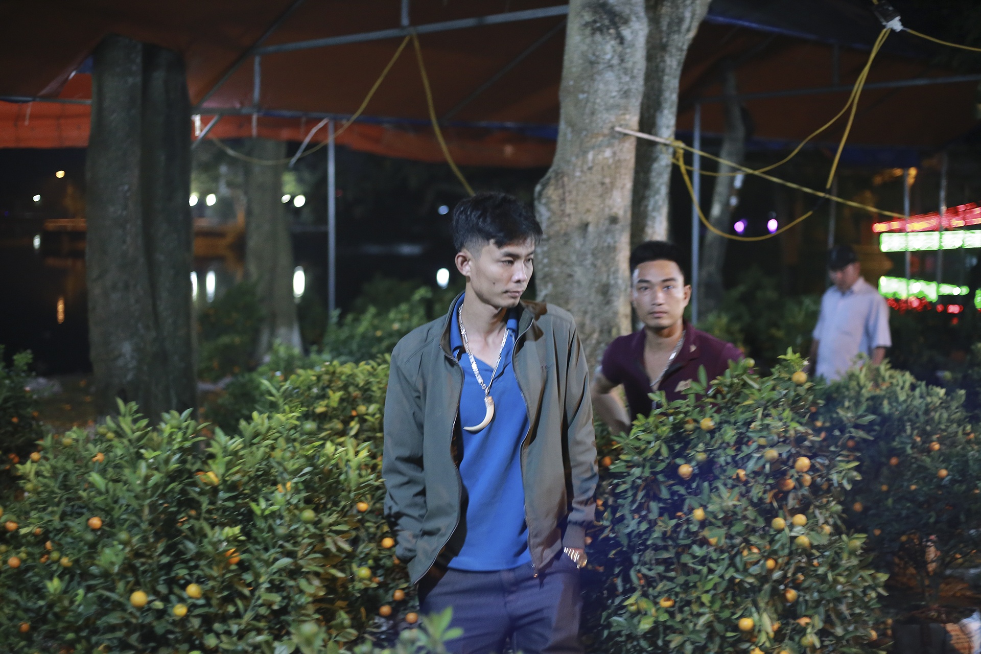 chat chem quat canh dem giao thua anh 1