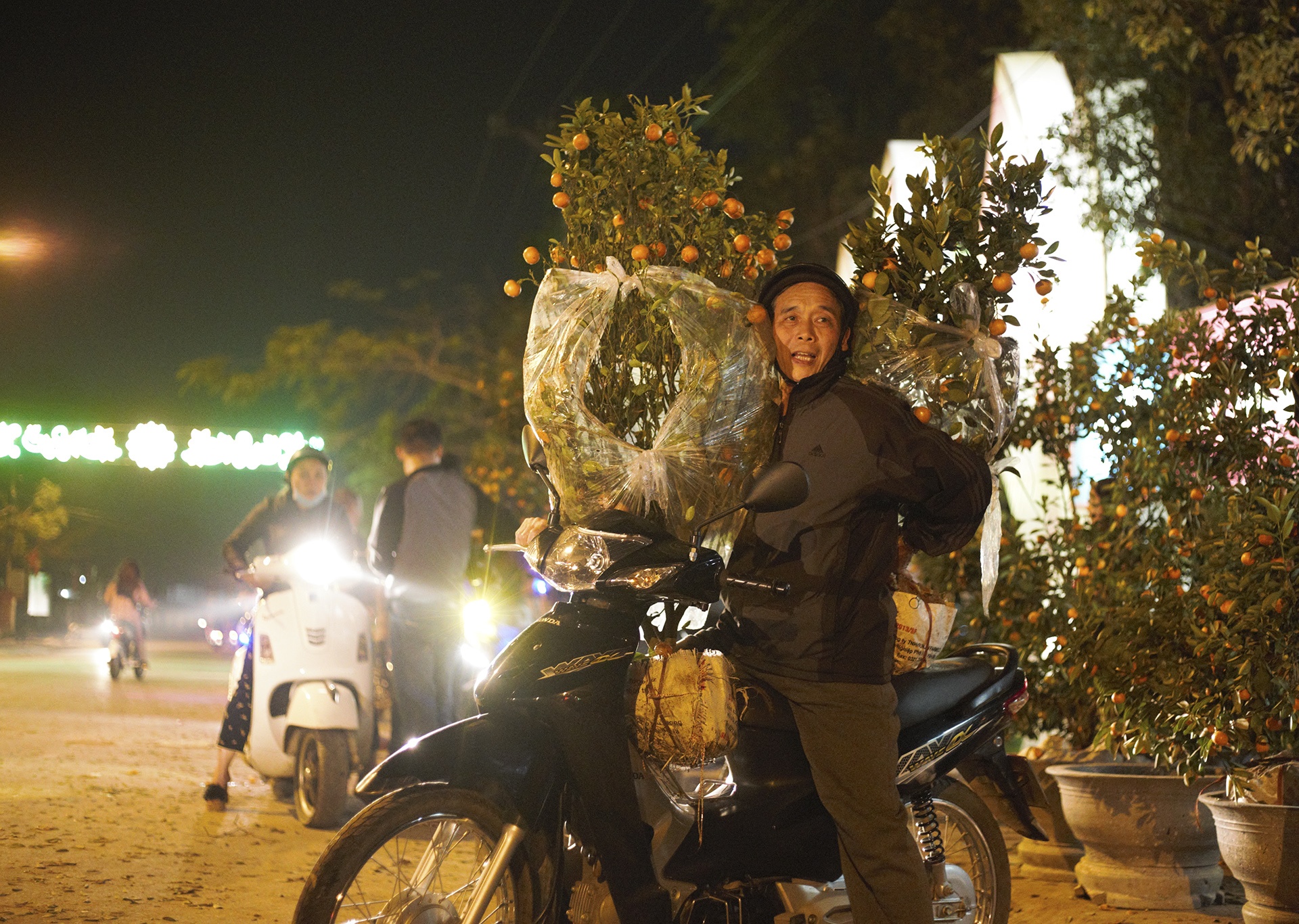 chat chem quat canh dem giao thua anh 8