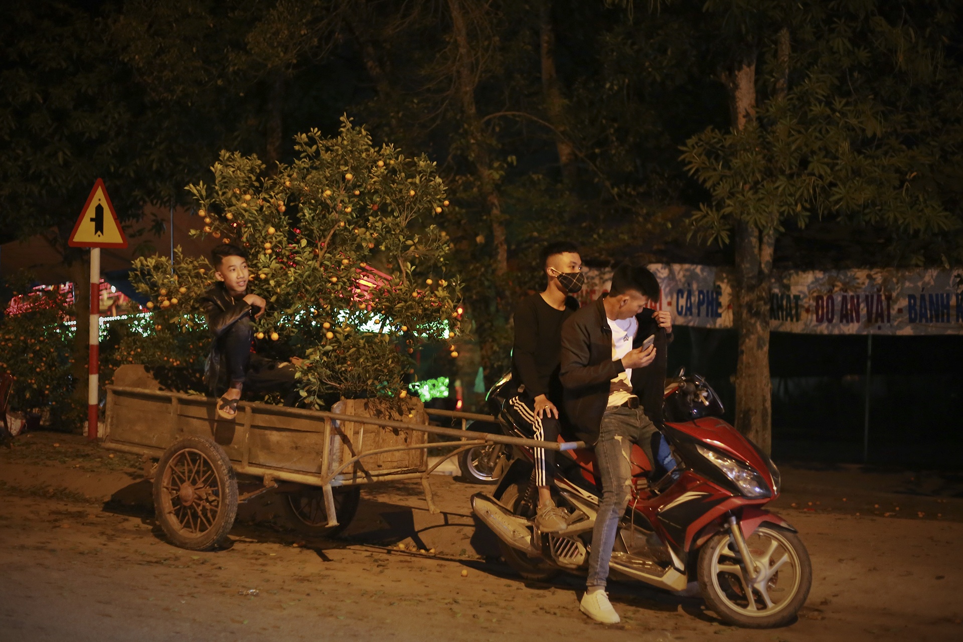 chat chem quat canh dem giao thua anh 11