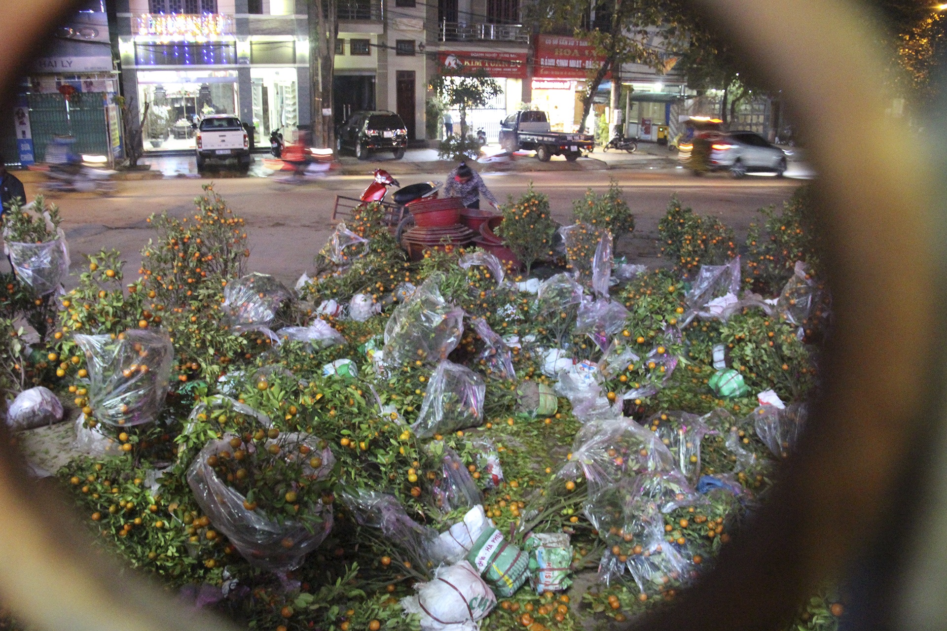 chat chem quat canh dem giao thua anh 2