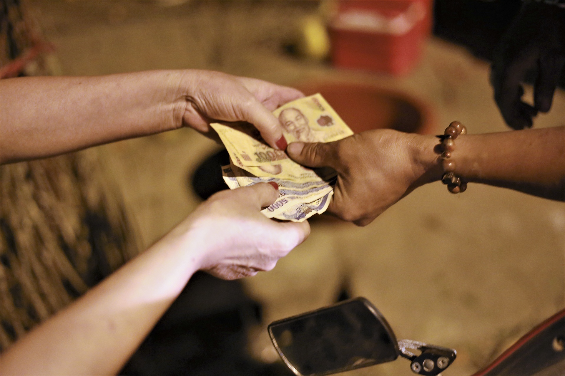 chat chem quat canh dem giao thua anh 6