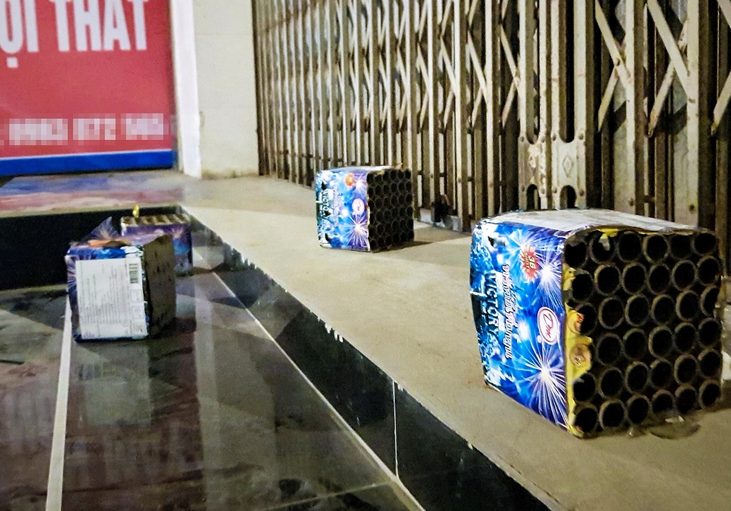 Xac phao vuong vai day duong sau dem giao thua hinh anh