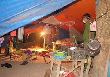 Cuong sat nha vo dem 30 Tet, 1 nguoi chet, 2 trong thuong hinh anh