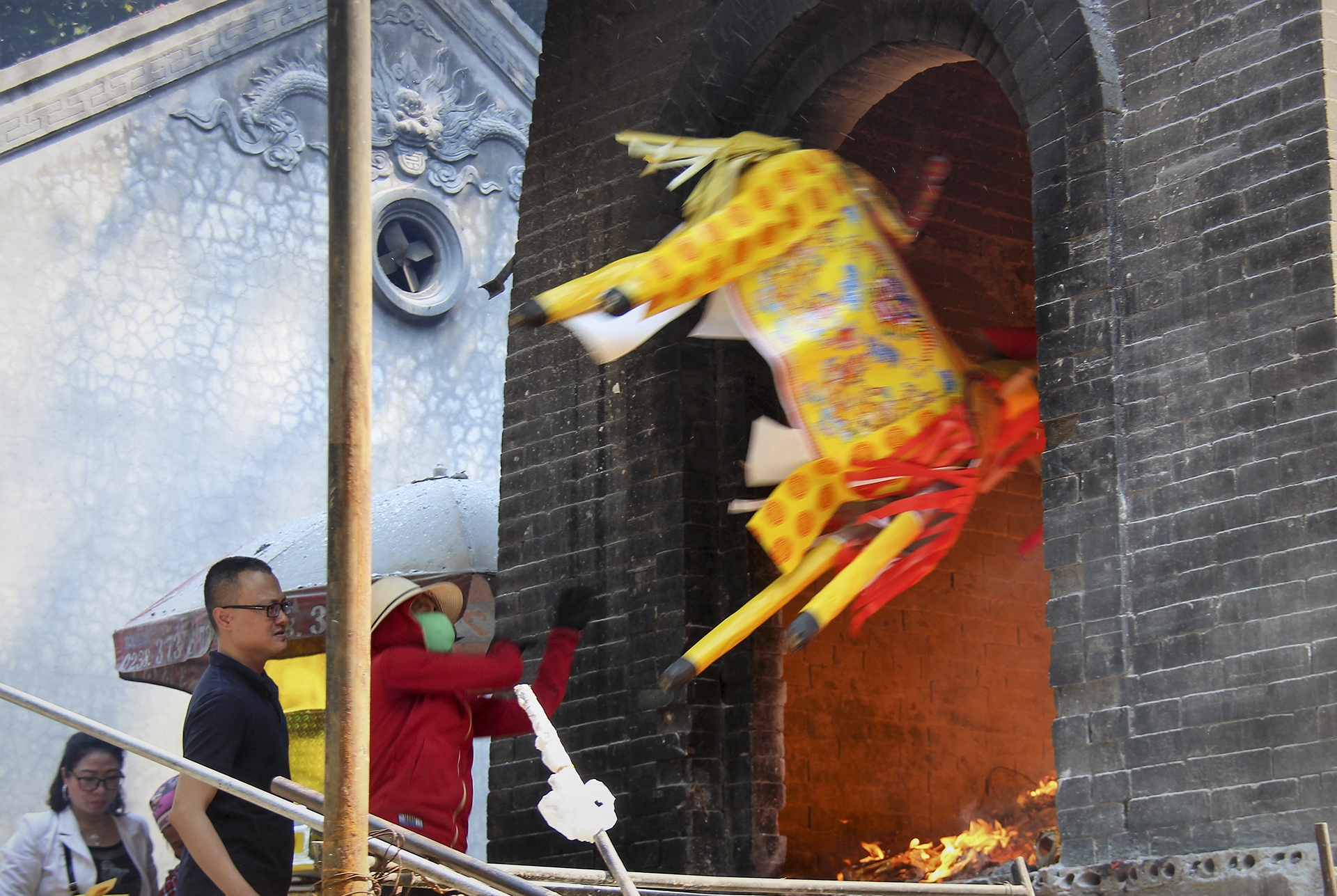 an xin truoc cong den chua anh 10