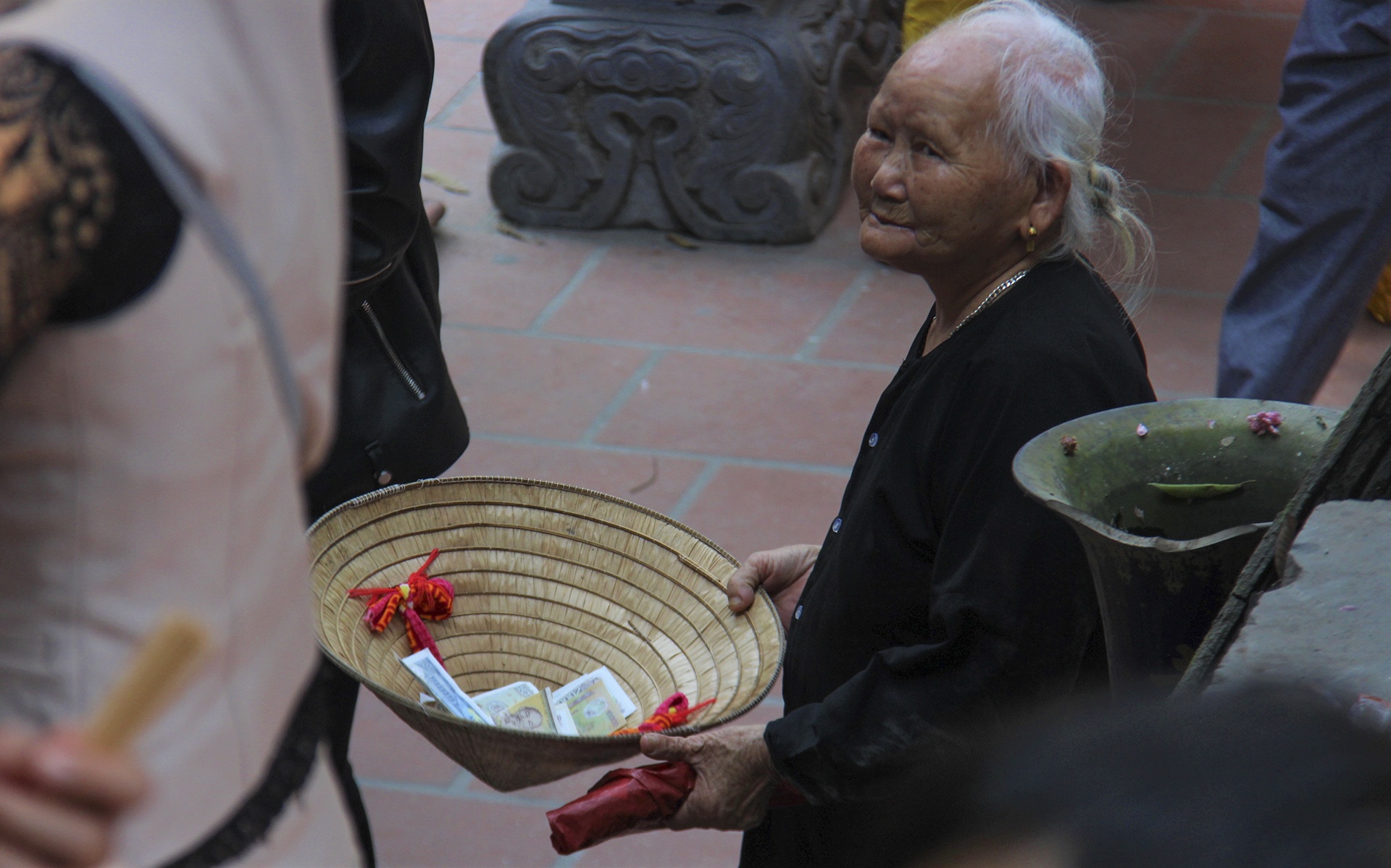 an xin truoc cong den chua anh 7