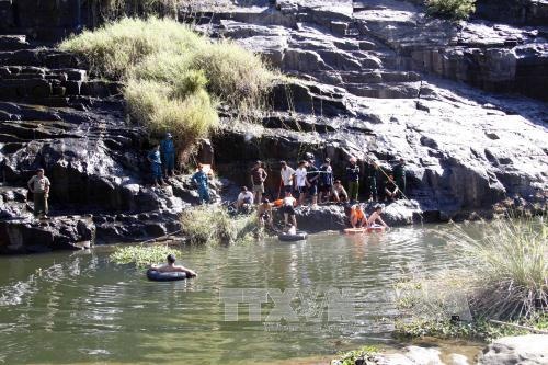 Nam thanh nien roi thac nuoc tu vong khi chup anh hinh anh