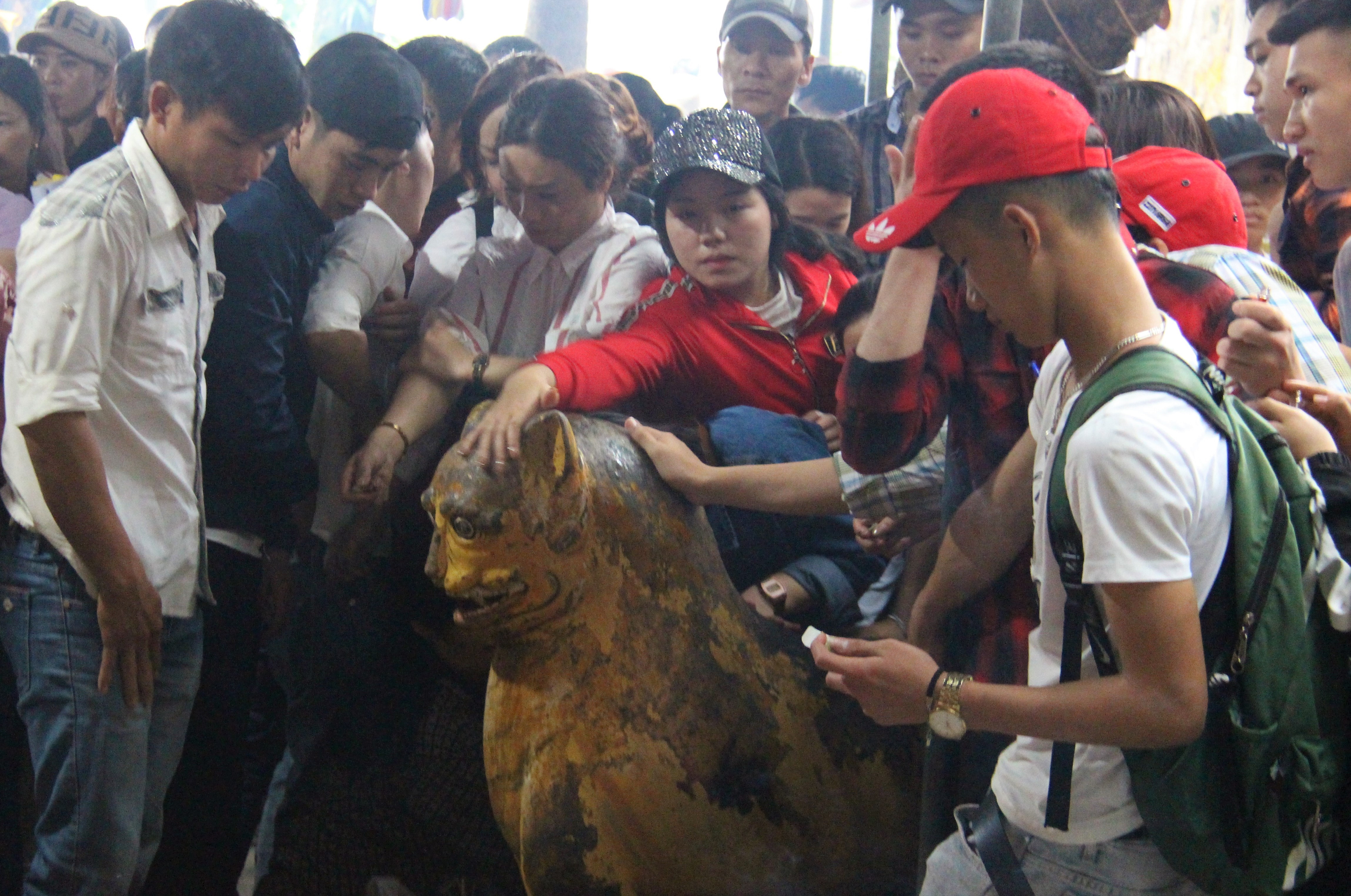 Len chua xoa dau mon tuong ho roi thoa khap nguoi mong chua duoc benh hinh anh
