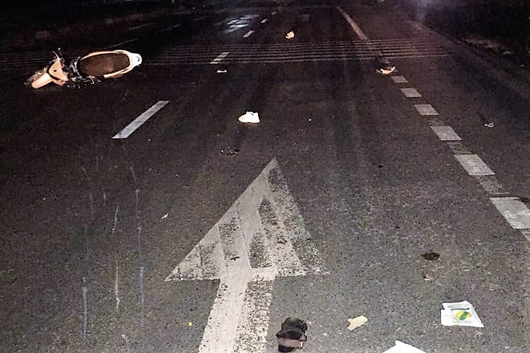 Xe may cho 3 huc duoi oto dung ben duong, 3 nguoi thiet mang hinh anh