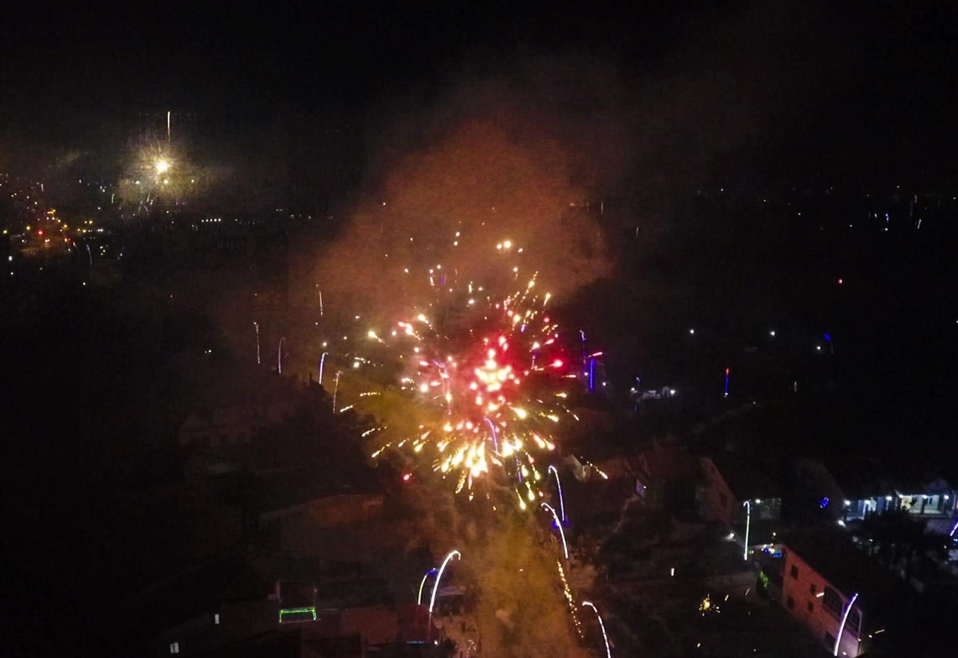 Cong an phan tran kho khan trong xu ly phao dem giao thua hinh anh