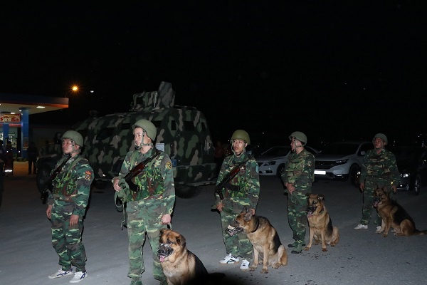 buôn ma túy cố thủ trong xe ảnh 2 buon ma tuy co thu trong xe anh 2