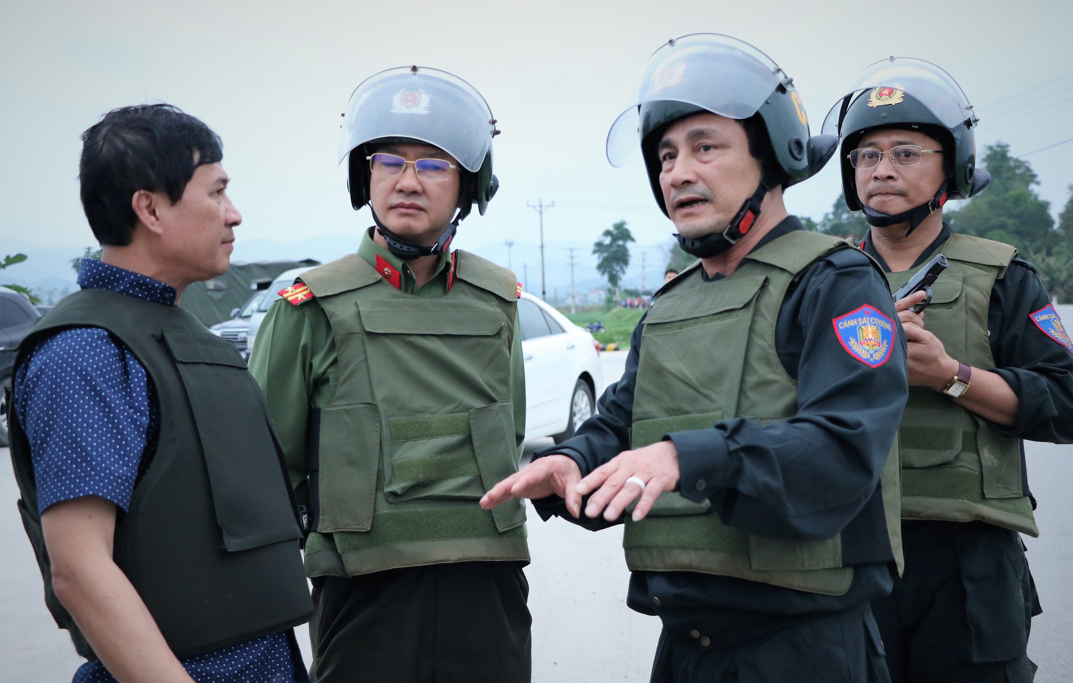 kẻ buôn ma túy ôm súng cố thủ trong xe ảnh 2 ke buon ma tuy om sung co thu trong xe anh 2