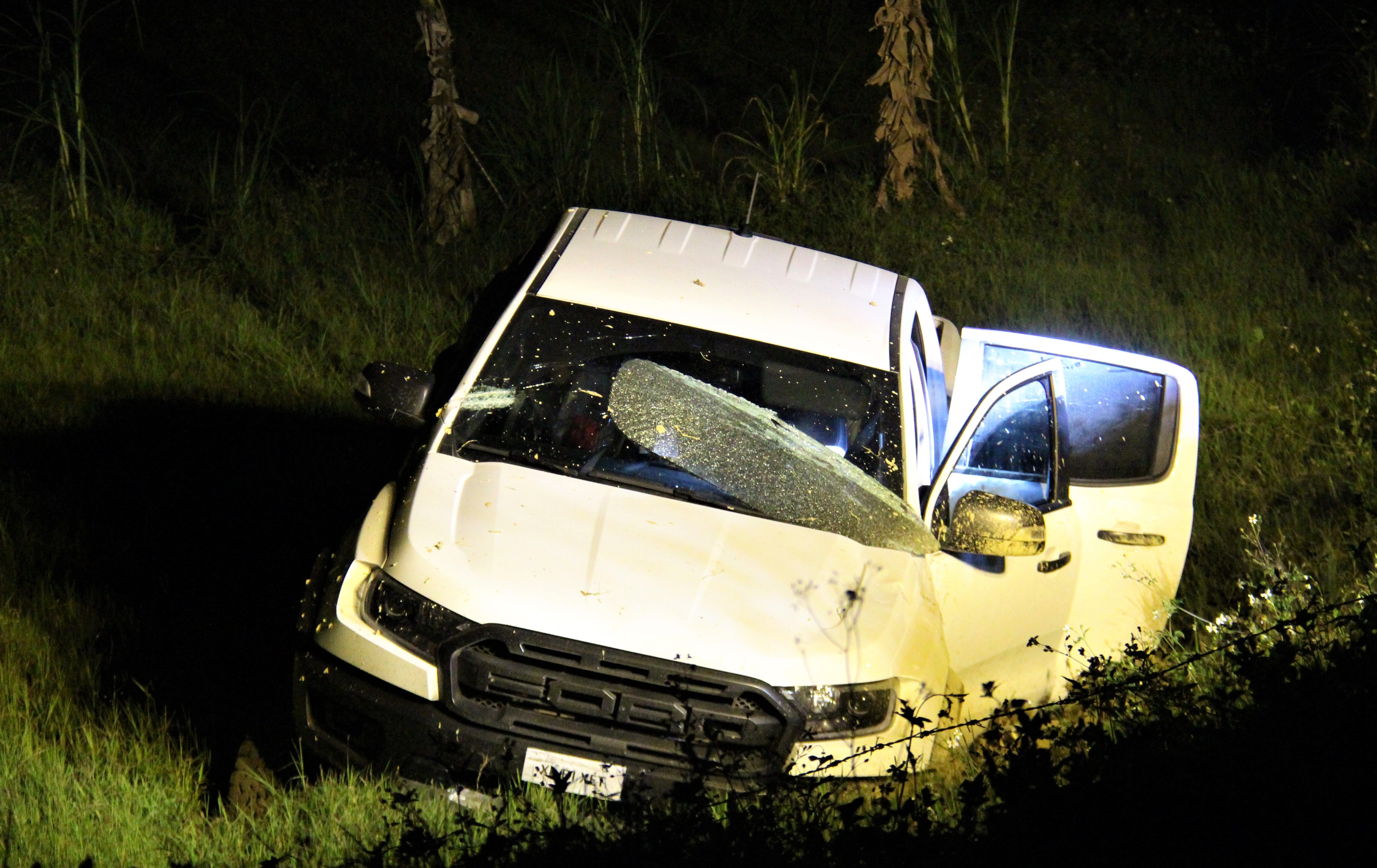 kẻ buôn ma túy ôm súng cố thủ trong xe ảnh 4 ke buon ma tuy om sung co thu trong xe anh 4