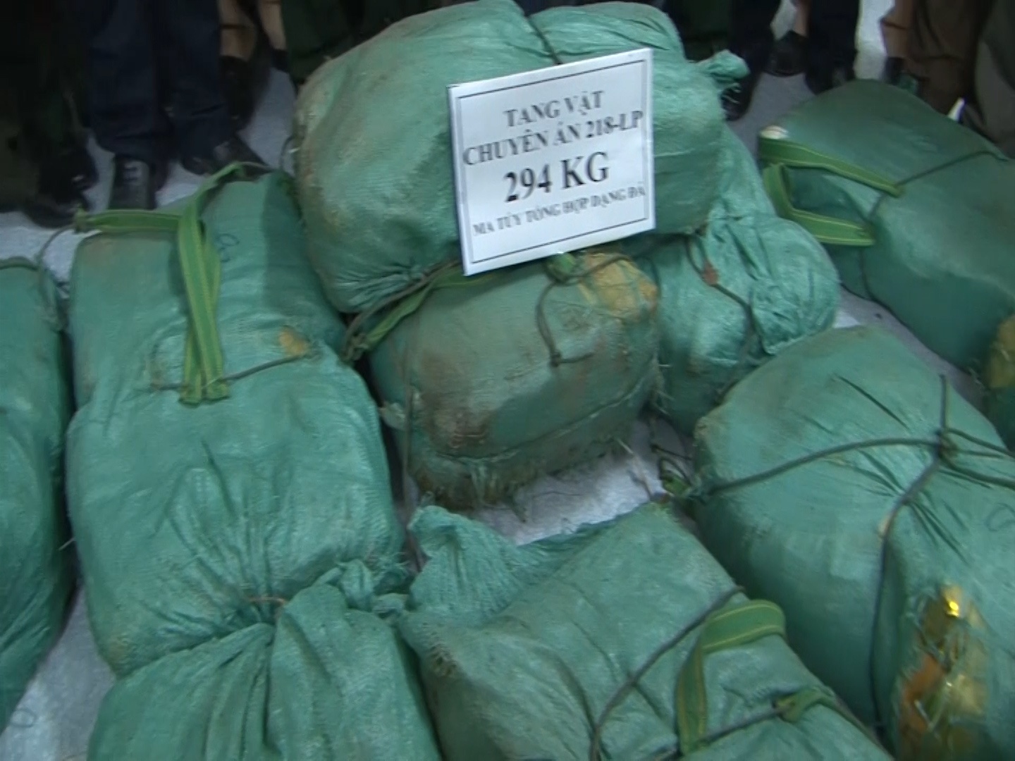 Chan nhom nguoi nuoc ngoai mang 300 kg ma tuy vuot bien gioi hinh anh