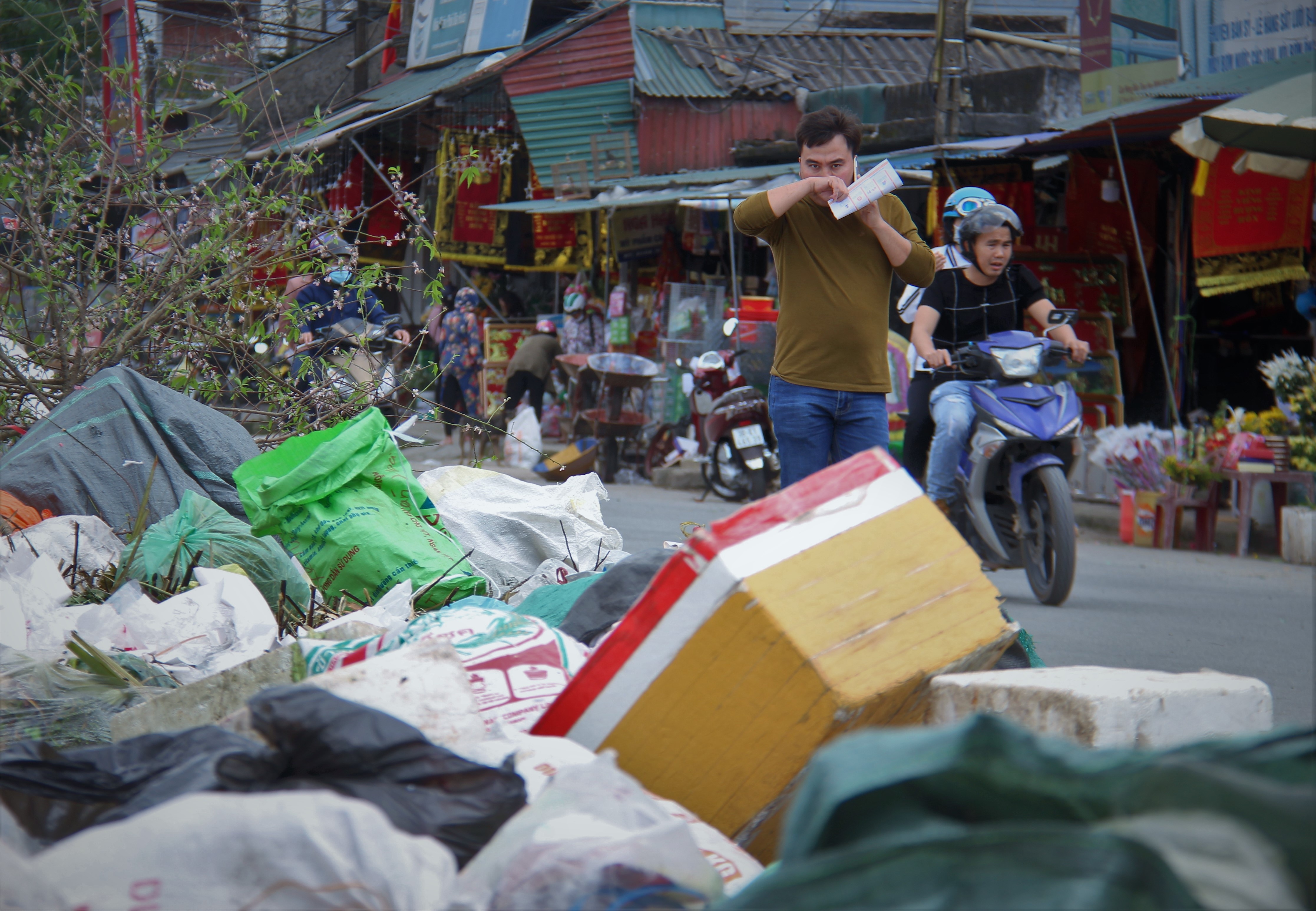 Dau dau vi rac tu duong den benh vien deu 'cho xu ly' hinh anh