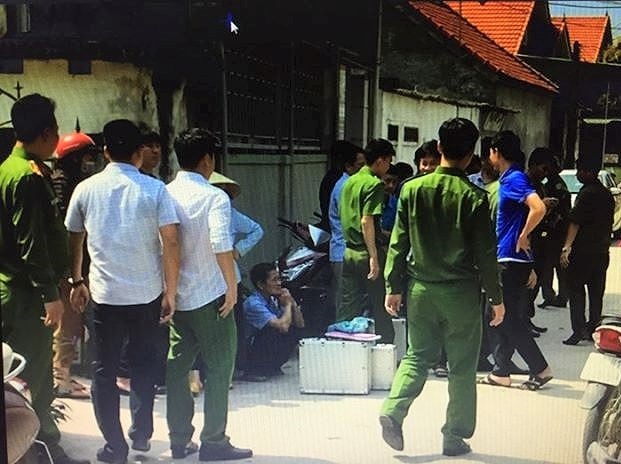 Chong nguoi phu nu tu vong tren giuong bi tam giu hinh anh