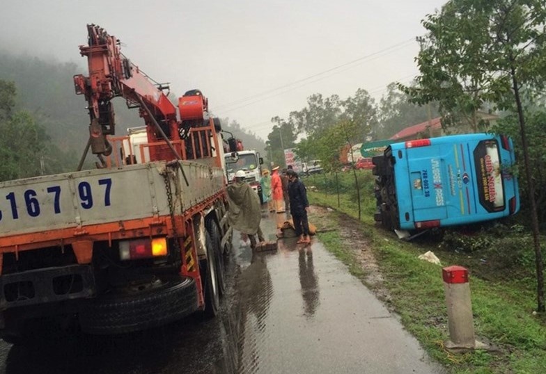 Xe giuong nam cho 20 nguoi lat ngang hinh anh