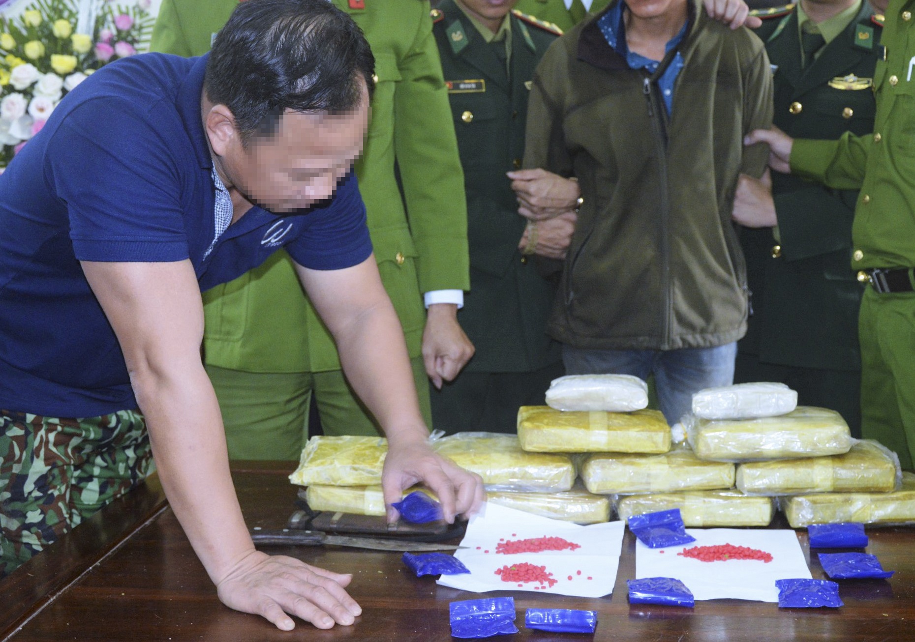 9X nguoi Lao van chuyen 60.000 vien thuoc lac vao Viet Nam hinh anh