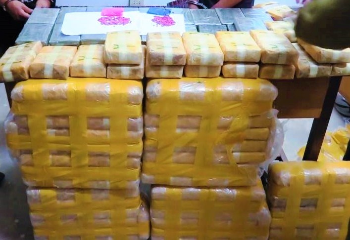 Chan cap doi nguoi nuoc ngoai tuon 600.000 vien ma tuy vao Viet Nam hinh anh