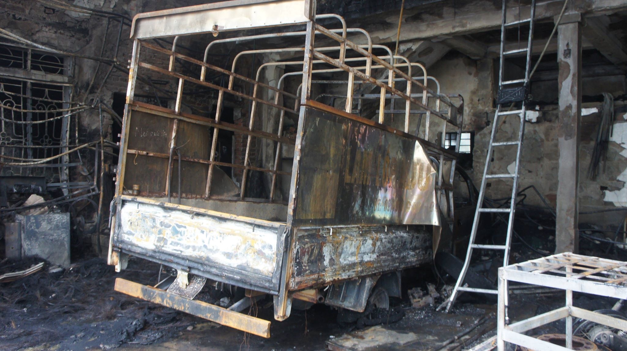 xưởng ôtô cháy trong đêm ảnh 2 xuong oto chay trong dem anh 2