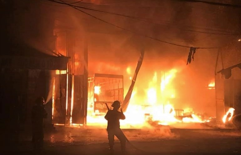 Xuong lop oto chay rui luc rang sang hinh anh