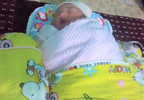 Be gai so sinh nguyen day ron bi bo roi canh bai rac hinh anh