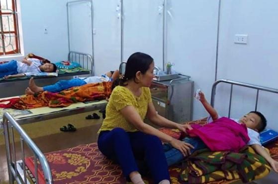 7 hoc sinh nhap vien sau khi an xoi, banh mi hinh anh