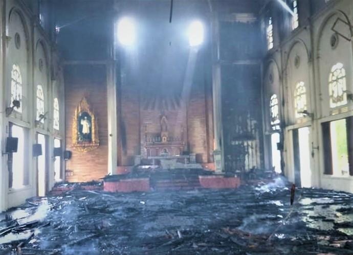 cháy lớn ở nhà thờ ảnh 1 chay lon o nha tho anh 1