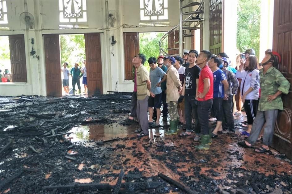 cháy lớn ở nhà thờ ảnh 2 chay lon o nha tho anh 2