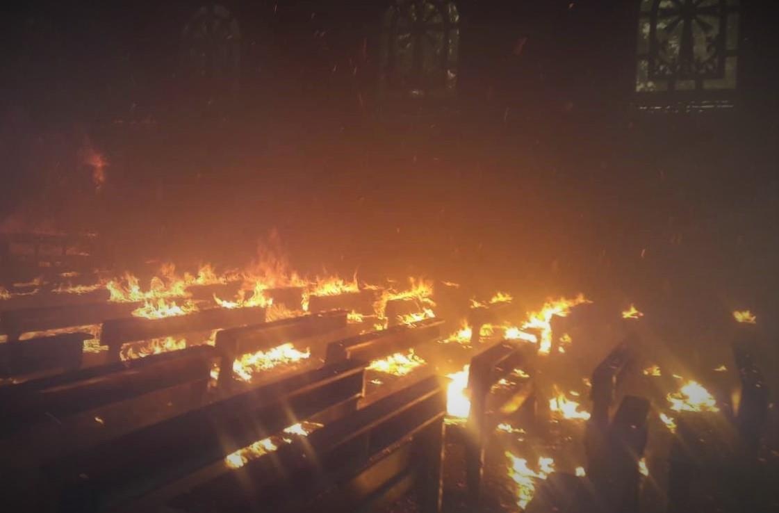 Nha tho Tho Vuc bi thieu rui sau 2 gio hoa hoan hinh anh