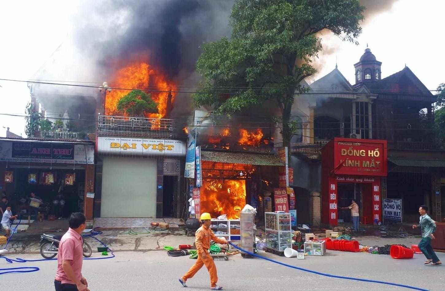 3 can nha bi thieu rui giua trua, ca khu pho hon loan hinh anh