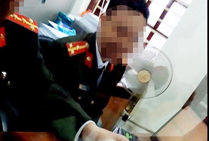 ngã giá tại phòng xuất nhập cảnh ảnh 1 nga gia tai phong xuat nhap canh anh 1
