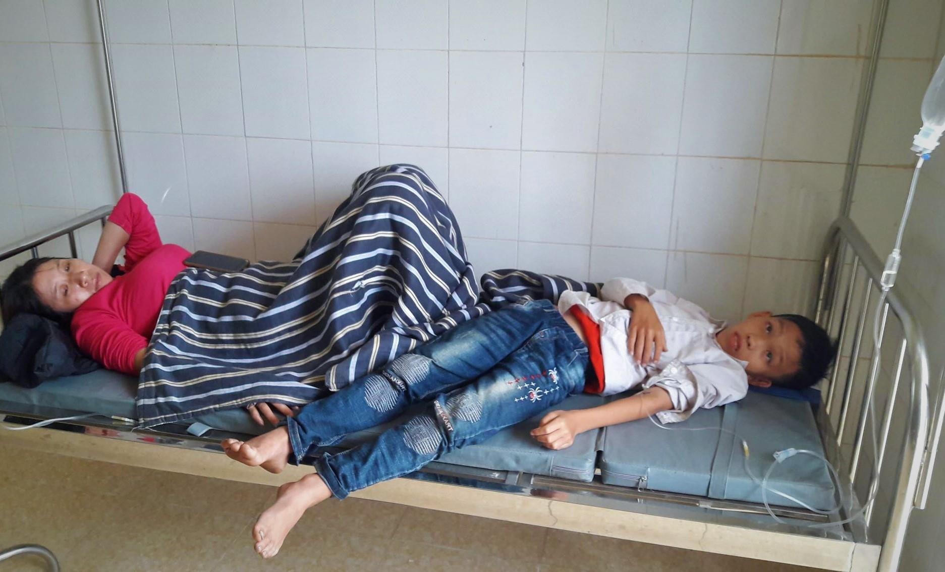 Hon 40 nguoi nhap vien sau khi an dam gio hinh anh