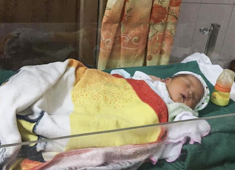 Be trai so sinh nang 3,5 kg bi bo lai truoc nha dan hinh anh