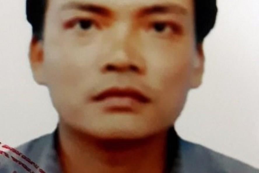 Nam thanh nien ra dau thu sau khi chiem hang ty dong chay viec hinh anh