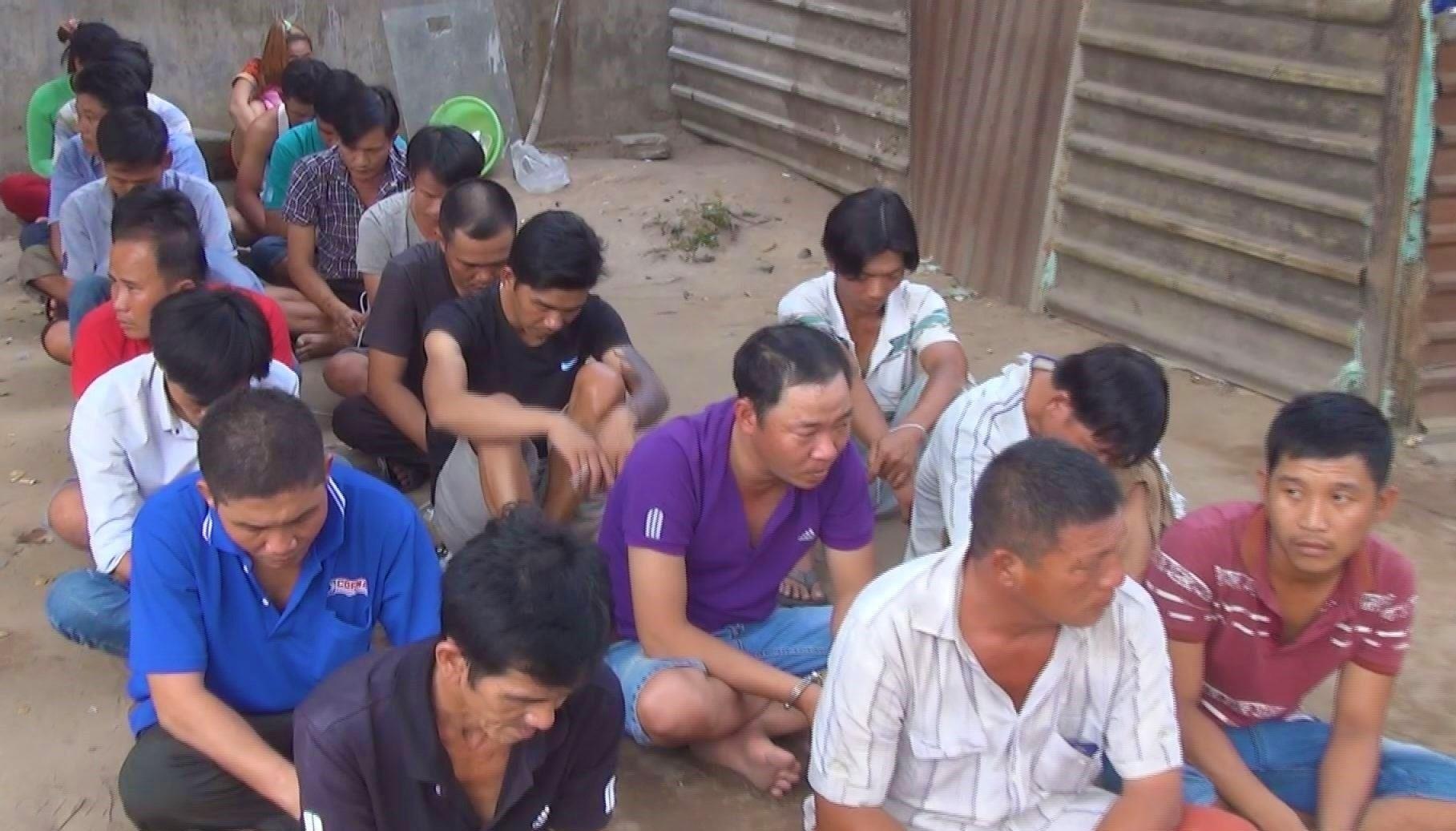 Nhom nguoi danh bac thao chay khi thay cong an hinh anh