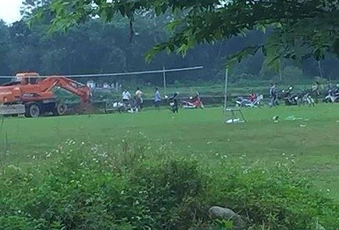 Chu tich xa bi ky luat vi chon lon chet trong san bong hinh anh