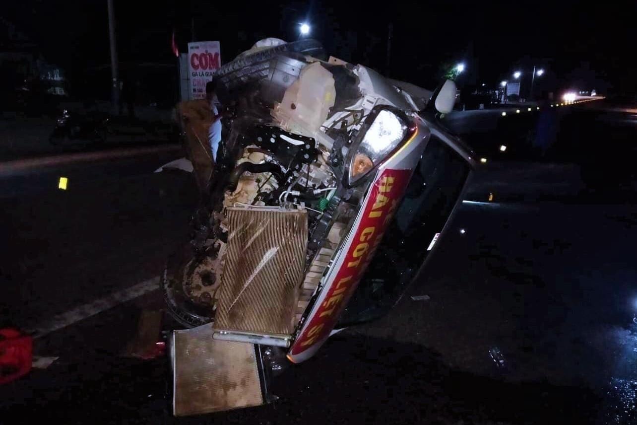 Hyundai 5 cho bien dang sau va cham xe dau keo, nhieu nguoi thoat chet hinh anh