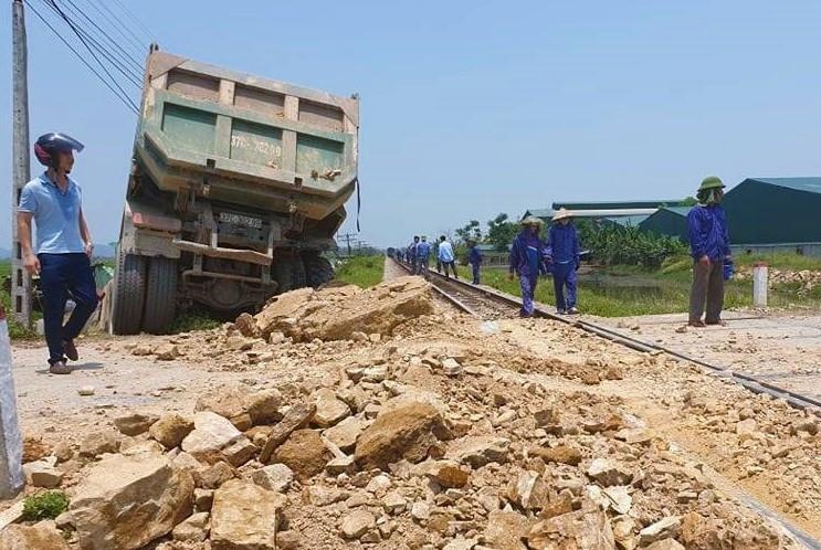 Tau hoa tong oto tai cho dat, tai xe tu vong trong cabin hinh anh